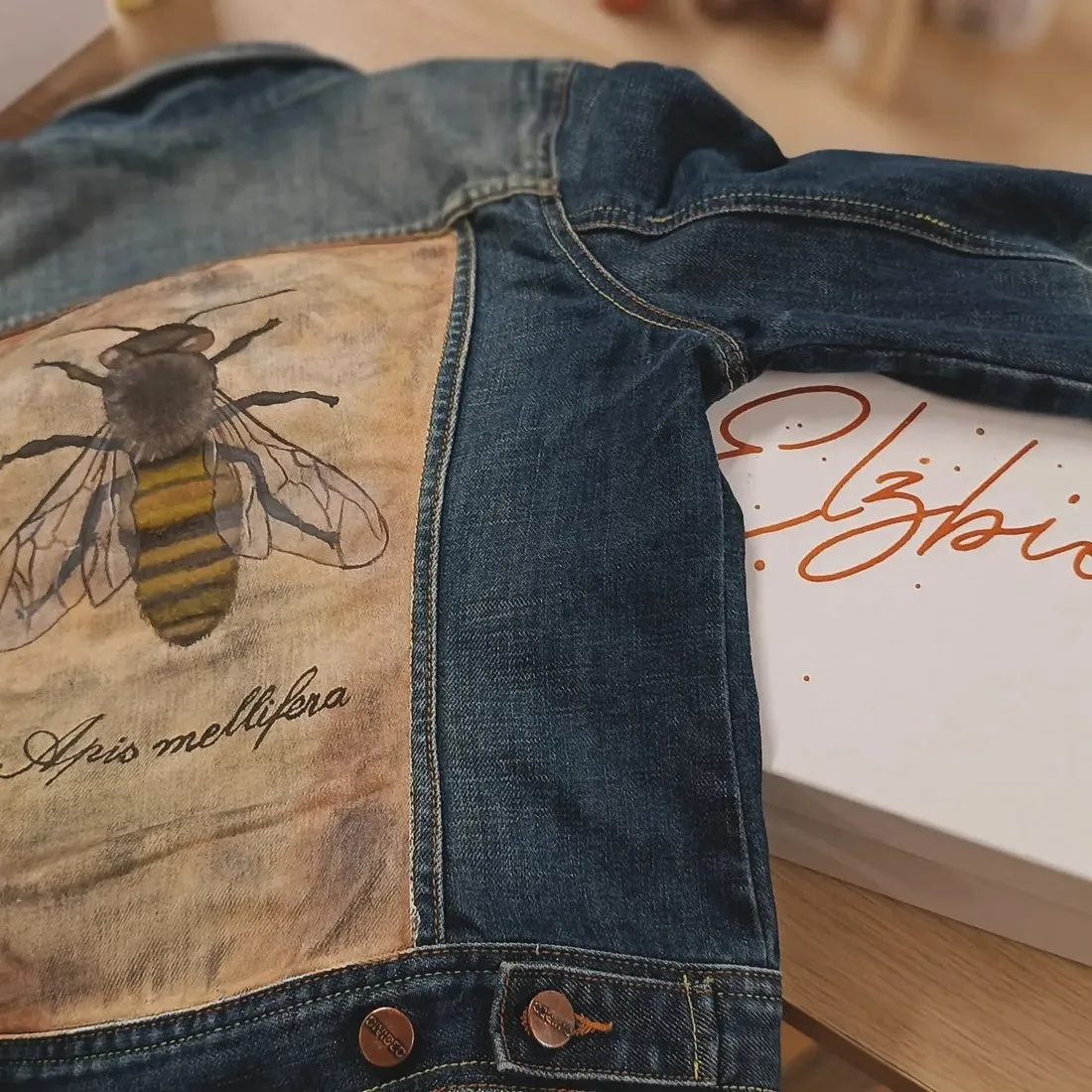 Gotowa kurtka jeansowa z malowidłem pszczoły Apis mellifera