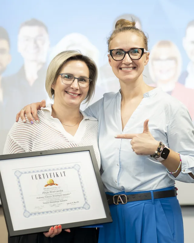 Alicja Wiatrowska odbiera certyfikat ATM Junior od Joanny Matulki, współtwórczyni programu Wychowaj (w sobie) Mistrza
